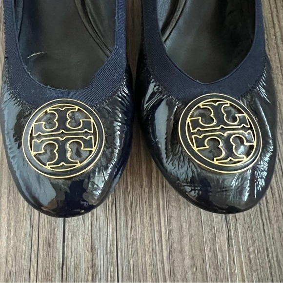 Tory Burch Black Patent Leather Caroline Reva Scrunch Pumps Size 9 - Picture 4 of 7